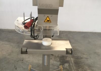 Lanico V110 half automatische sluitmachine met automatische deksel voeder