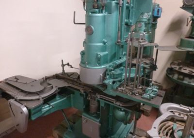 Carnaud sluitmachine model 510 C voor aanzicht deksel magazijn