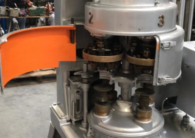 Angelus seamer sluitmachine type 29P met open beschermingskap